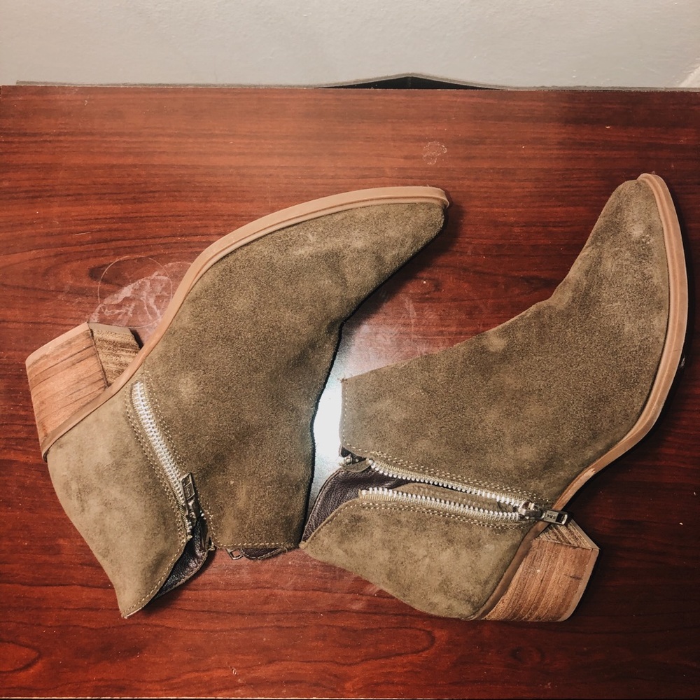 Olive Steven by Steve Madden Ankle Boot (US 9.5)